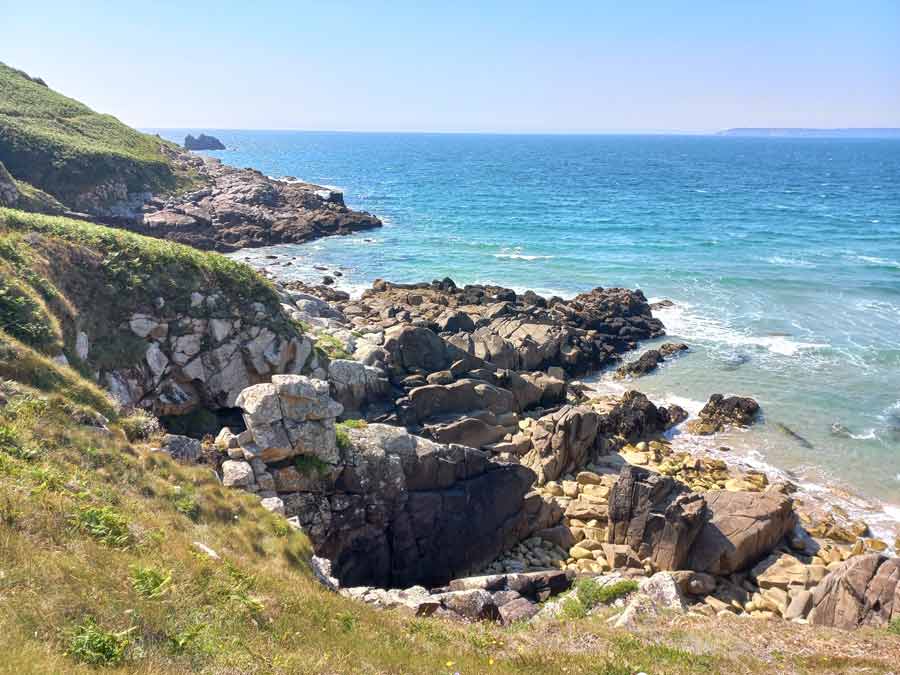 Falaises et rochers sculptés par l’océan Atlantique le long du sentier du GR34 (pointe du Millier)