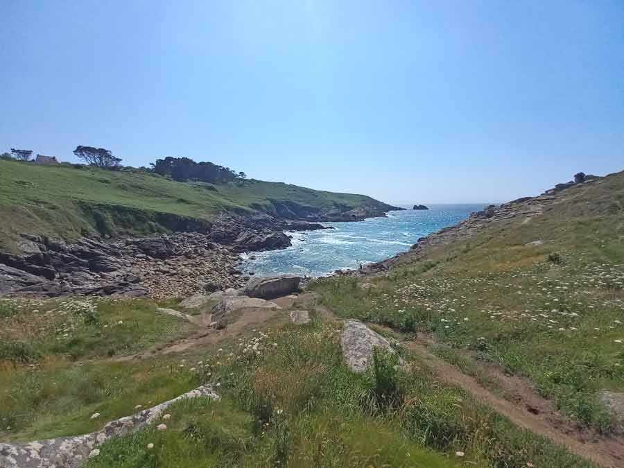 Petite vallée côtière descendant vers une crique rocheuse sur la côte du Cap Sizun en Bretagne