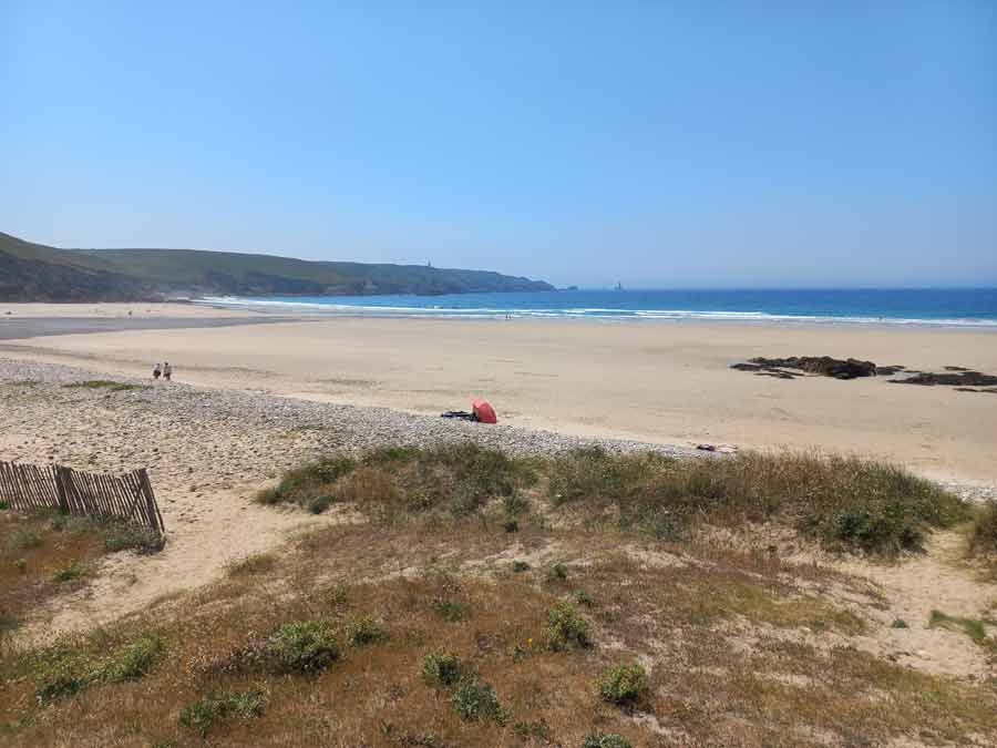 Plage sauvage de la baie des Trépassés entre la pointe du Van et la pointe du Raz dans le Cap-Sizun en Finistère