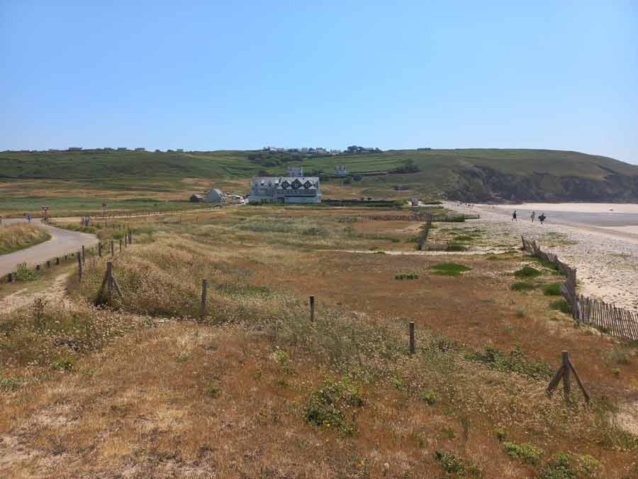 Paysage de la baie des Trépassés avec vue sur l'hôtel restaurant de la baie des trépassés
