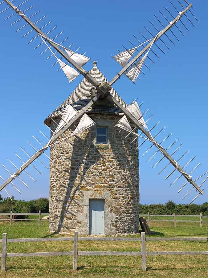 Ancien moulin à vent en pierre du Cap-Sizun dans le Finistère (Bretagne)