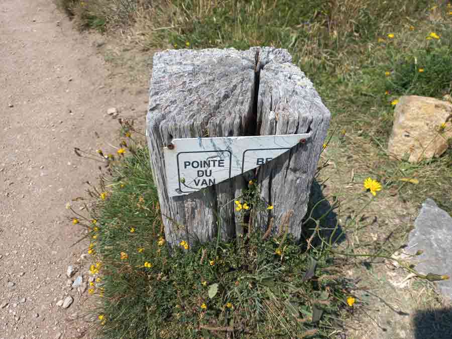 Balisage du GR34 indiquant la direction de la Pointe du Van sur le sentier côtier du Cap-Sizun