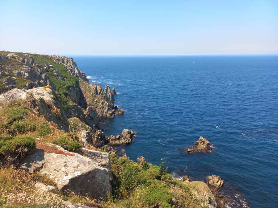 Vue spectaculaire sur les falaises de la pointe du Van plongeant dans l’Atlantique (Cap-Sizun, Finistère)