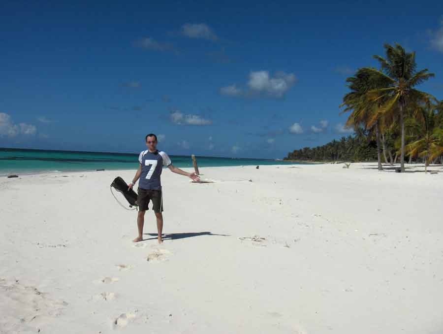 Plage de sable blanc en République dominicaine, destination populaire pour des vacances tout compris avec Promosejours