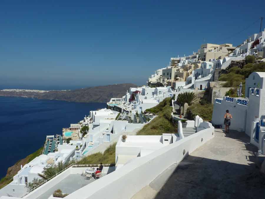 Maisons blanches des Cyclades en Grèce dominant la mer Égée, destination populaire pour des vacances au soleil