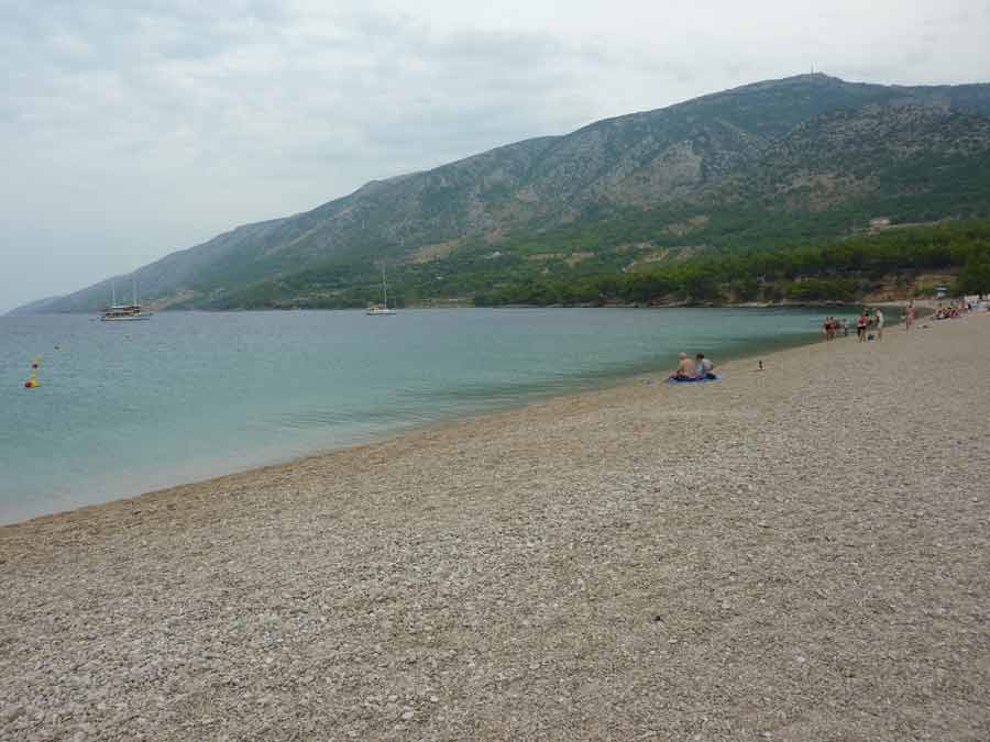 Littoral paisible de l’île de Brač avec une mer encore fraîche en mai, parfait pour comprendre quand partir en Croatie pour se baigner