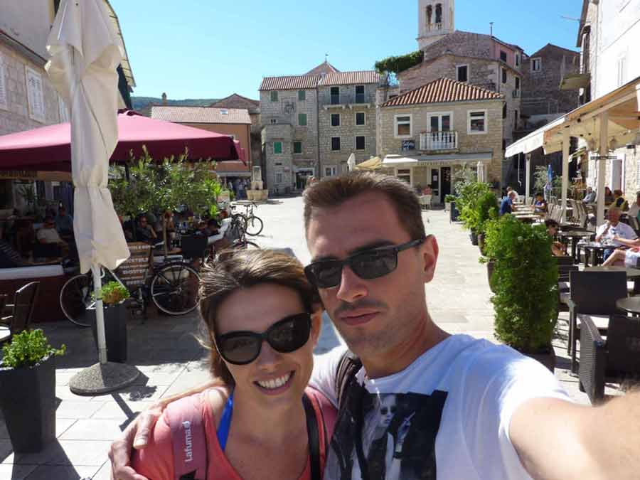 Couple en terrasse ensoleillée à Hvar, illustration du climat lumineux pour savoir quand organiser un séjour en Croatie sur les îles croates