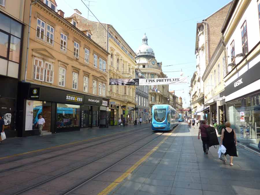 Zagreb animée avec son tramway bleu sous le soleil, illustration des contrastes climatiques pour comprendre quand partir en Croatie entre intérieur et littoral
