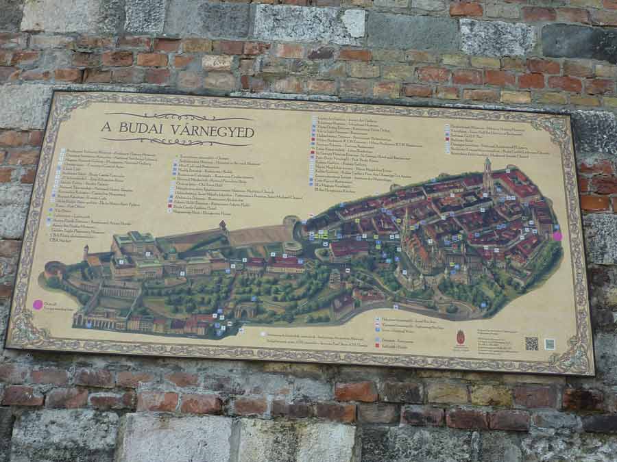 plan du quartier du château de Buda à Budapest affiché sur un mur en pierre