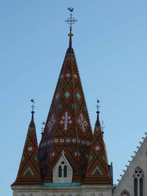 toit coloré de l’église Matthias à Budapest avec ses motifs traditionnels hongrois