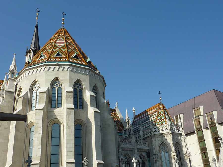 église Matthias à Budapest avec ses façades gothiques et son toit coloré typique