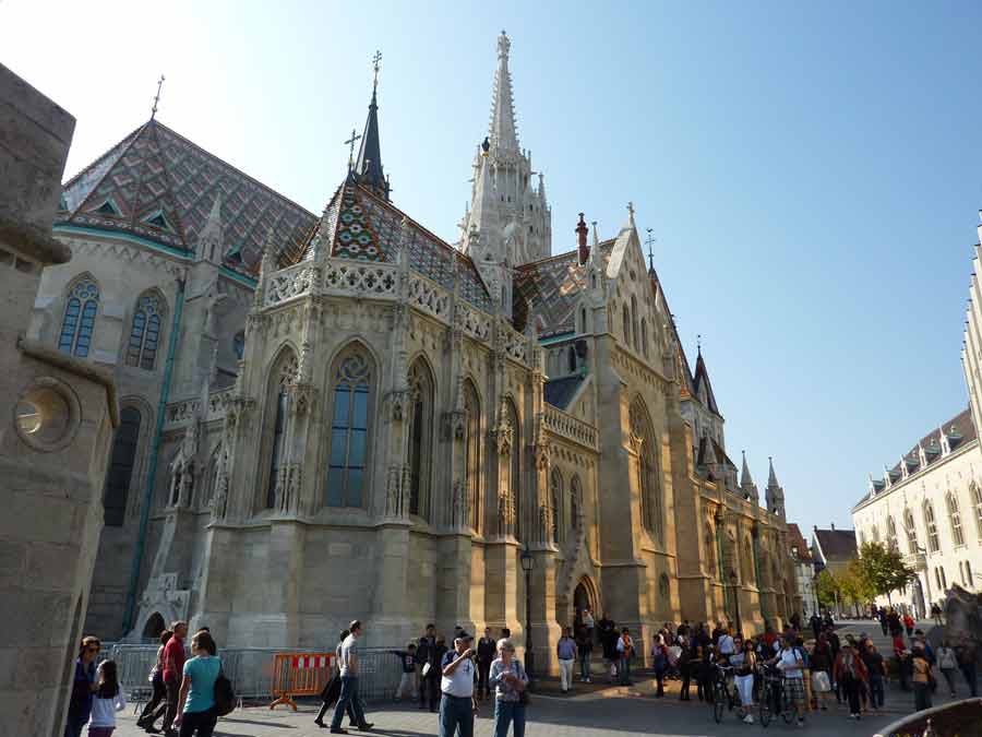 façade de l’église Matthias à Budapest avec ses détails gothiques et ses toits colorés