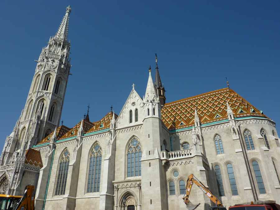 église Matthias à Budapest avec son architecture gothique et ses motifs de tuiles typiques
