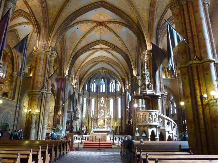intérieur de l’église Matthias à Budapest avec sa nef et ses voûtes décorées