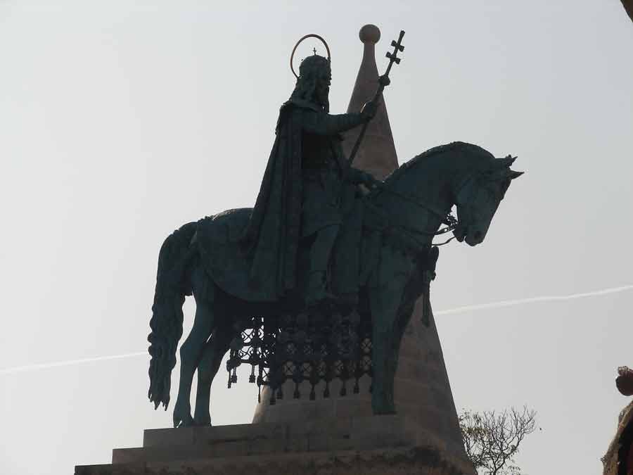 statue équestre de saint Étienne à Budapest devant l’église Matthias sur la colline de Buda