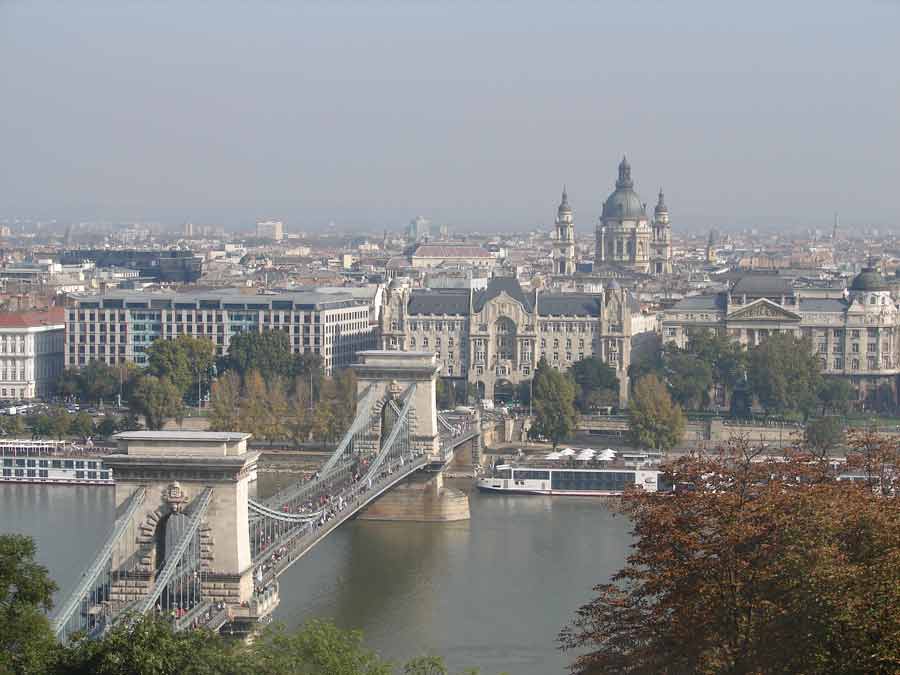 pont des Chaînes à Budapest avec vue sur Pest et la basilique Saint Étienne depuis les hauteurs