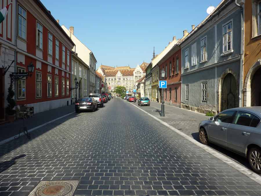 rue pavée du quartier du château de Buda à Budapest avec ses maisons colorées et son ambiance calme