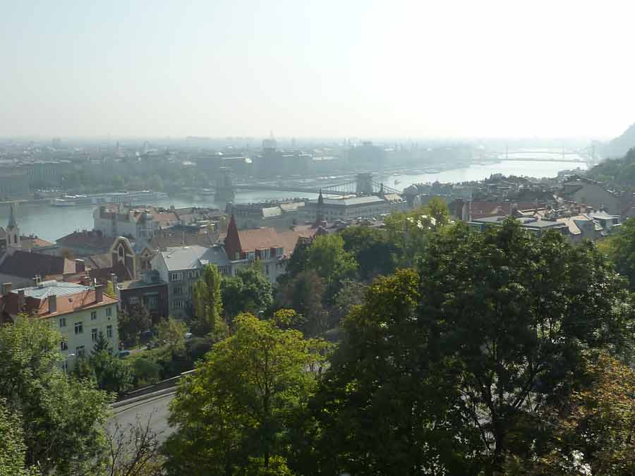 vue sur le Danube depuis le bastion des pêcheurs avec les toits de Budapest et la colline de Buda