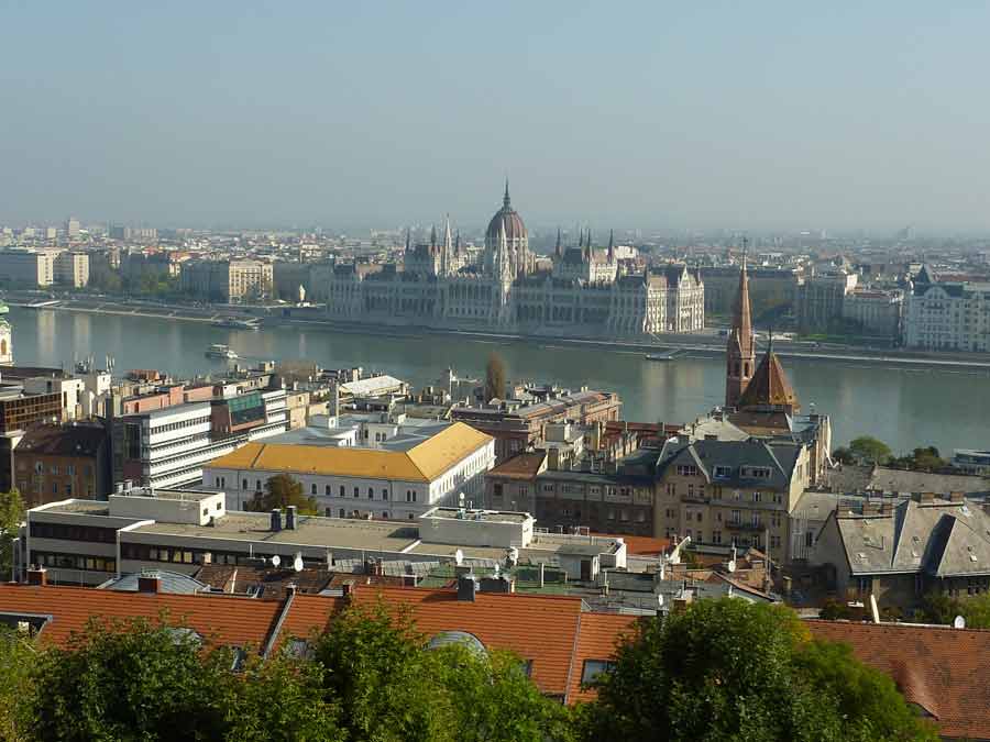 vue sur le Parlement de Budapest depuis le bastion des pêcheurs avec le Danube et les toits de Pest