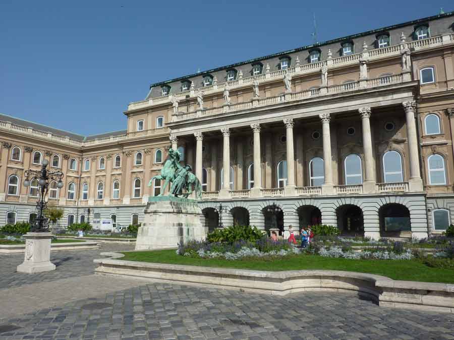 palais royal de Buda à Budapest avec sa façade monumentale et sa statue équestre
