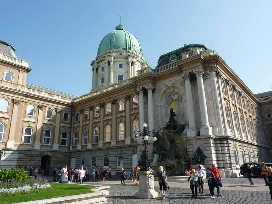 château de Buda à Budapest avec son dôme et sa cour animée sur la colline de Buda