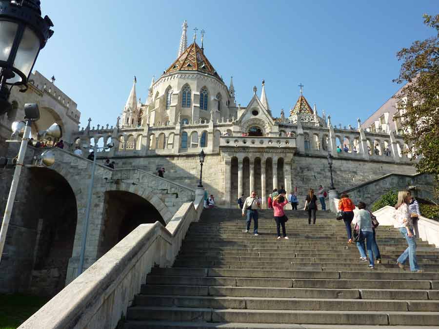 montée vers le bastion des pêcheurs à Budapest avec vue sur l’église Matthias