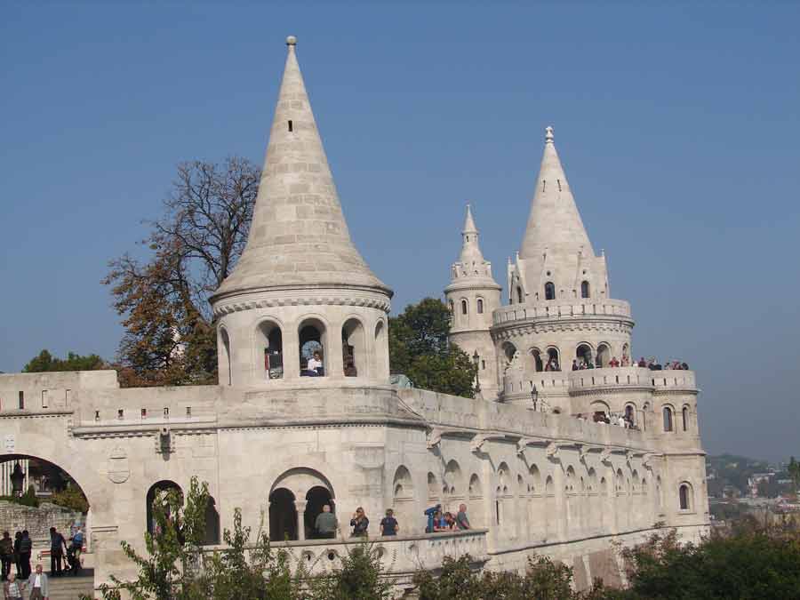 tourelles du bastion des pêcheurs à Budapest avec vue sur la colline de Buda