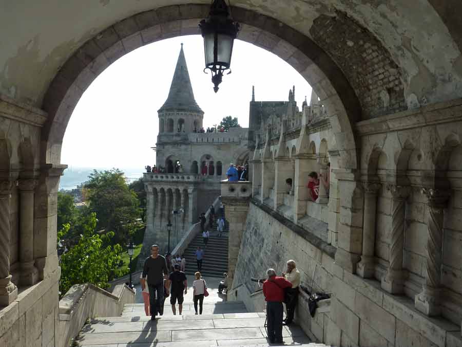 passage sous arche au bastion des pêcheurs avec vue sur les escaliers et les tours de Budapest