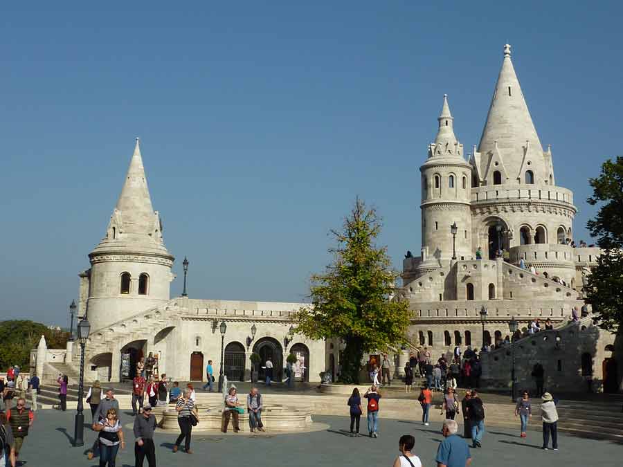 place animée au bastion des pêcheurs à Budapest avec ses tours blanches emblématiques