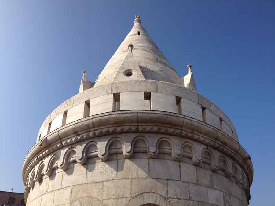 détail d’une tour du bastion des pêcheurs à Budapest avec sa pierre blanche sculptée