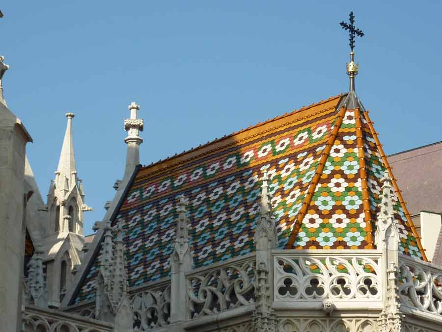 toit coloré de l’église Matthias à Budapest avec ses motifs typiques hongrois