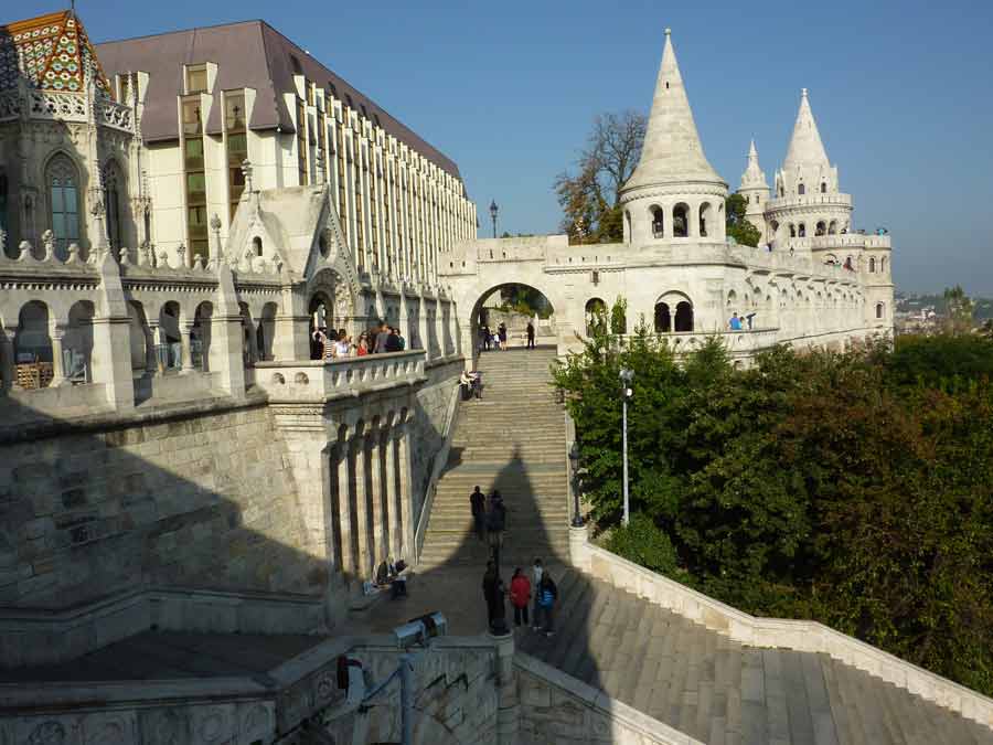 escaliers du bastion des pêcheurs à Budapest avec vue sur les remparts et les tourelles blanches