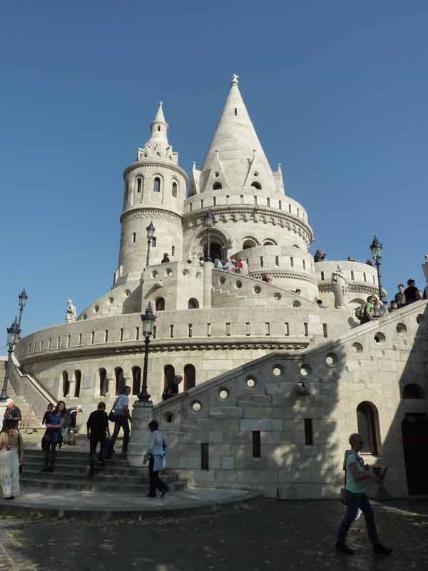 escaliers du bastion des pêcheurs à Budapest avec vue sur les tourelles et les remparts