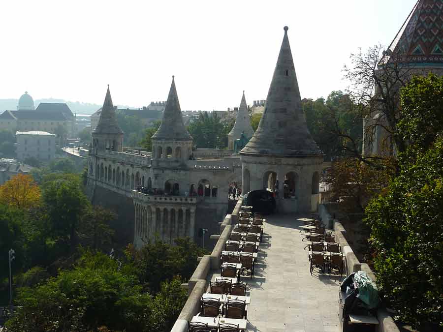 terrasse du bastion des pêcheurs à Budapest avec ses tourelles et vue sur la colline de Buda