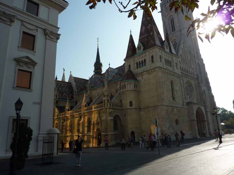 église Matthias à Budapest avec sa façade gothique et ses toits colorés sur la colline de Buda