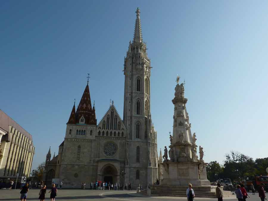 église Matthias et statue de la Sainte Trinité à Budapest sur la place du bastion des pêcheurs