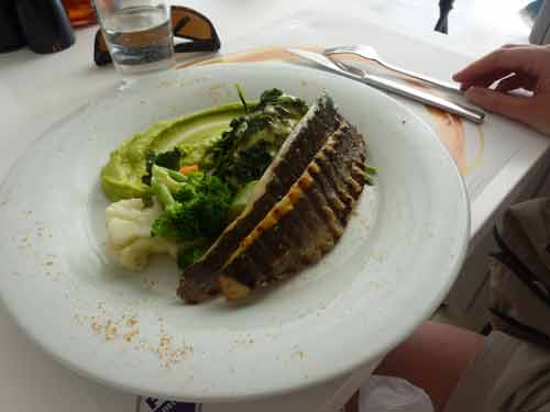 Filet de poisson grillé du jour servi avec purée et légumes verts au restaurant Avli tou Thodori à Mykonos