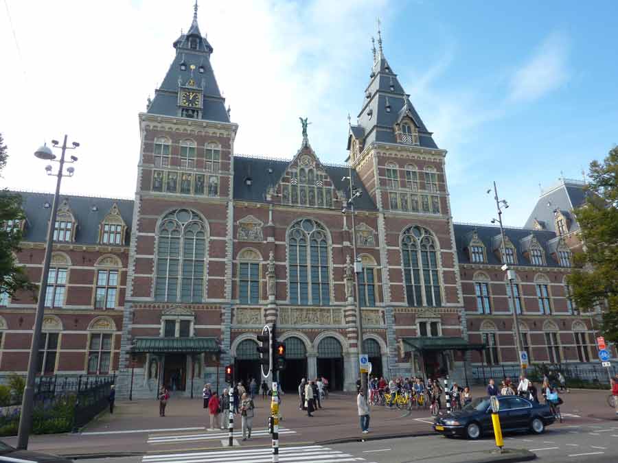 Façade du Rijksmuseum à Amsterdam, célèbre musée du Siècle d’Or néerlandais, un incontournable à faire à Amsterdam
