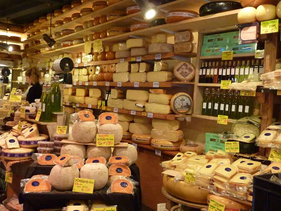 Boutique de fromages avec meules de Gouda et spécialités locales néerlandaises à visiter à Amsterdam