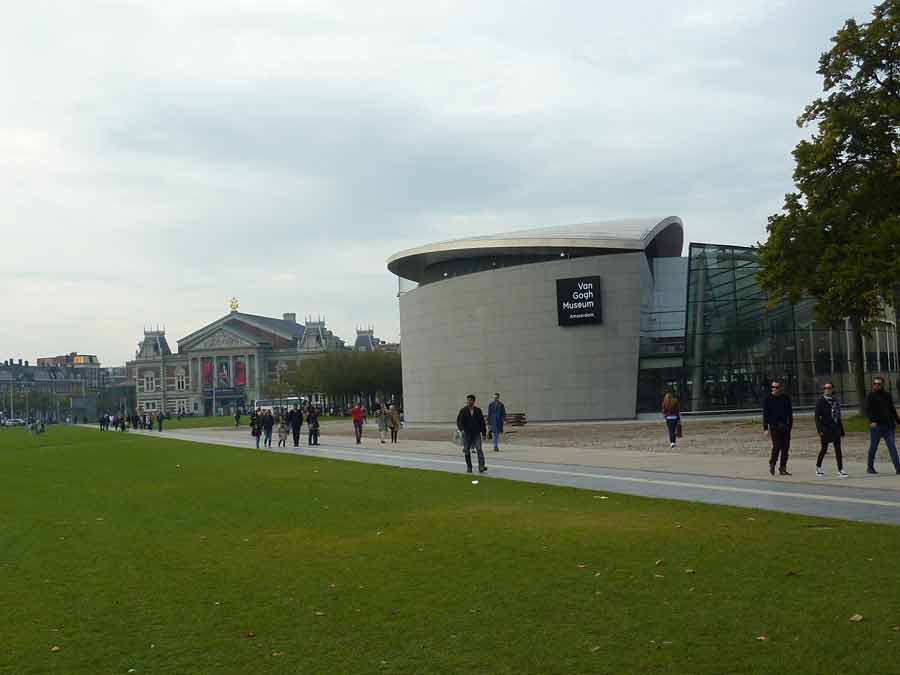 Musée Van Gogh sur Museumplein avec passants qui visitent Amsterdam et se promèment devant le bâtiment moderne