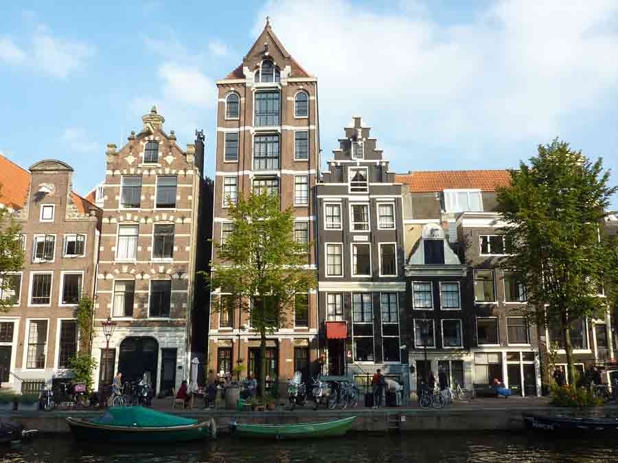 Maisons étroites et façades typiques le long d’un canal d’Amsterdam avec architecture traditionnelle 