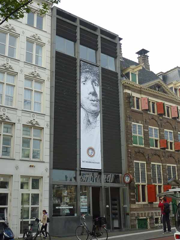 Entrée de la maison de Rembrandt à Amsterdam avec portrait de l’artiste en façade 
