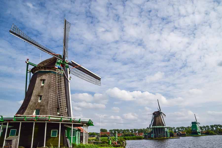 Moulins à vent traditionnels à Zaanse Schans près d’Amsterdam sous un ciel nuageux