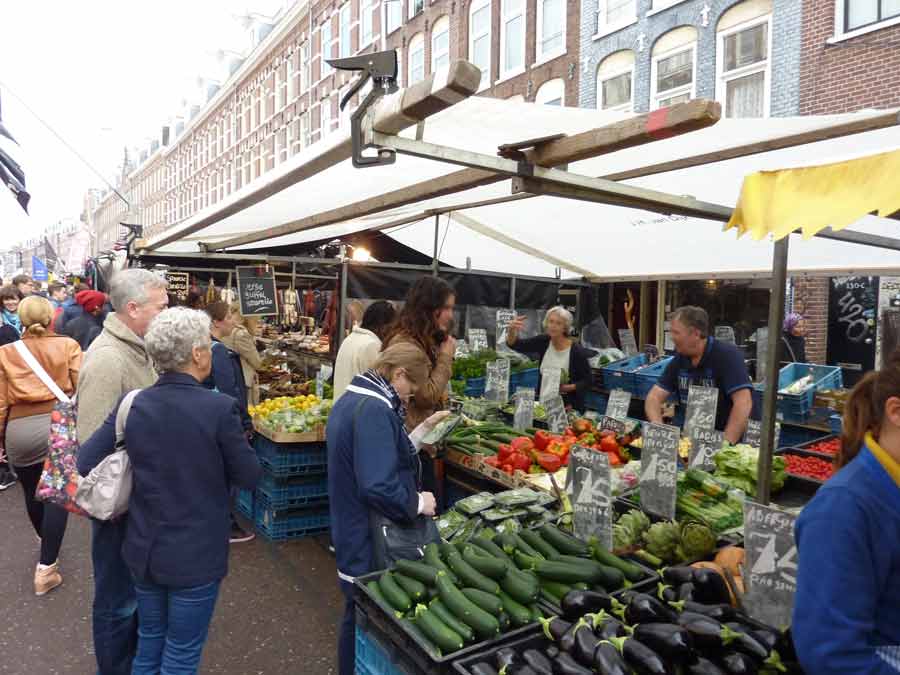 Marché Albert Cuyp avec étals de fruits et légumes et ambiance locale animée à voir à Amsterdam