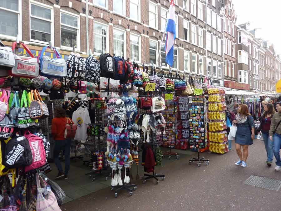 Stands de vêtements et souvenirs au marché Albert Cuyp dans le quartier De Pijp lors d'une visite d'Amsterdam