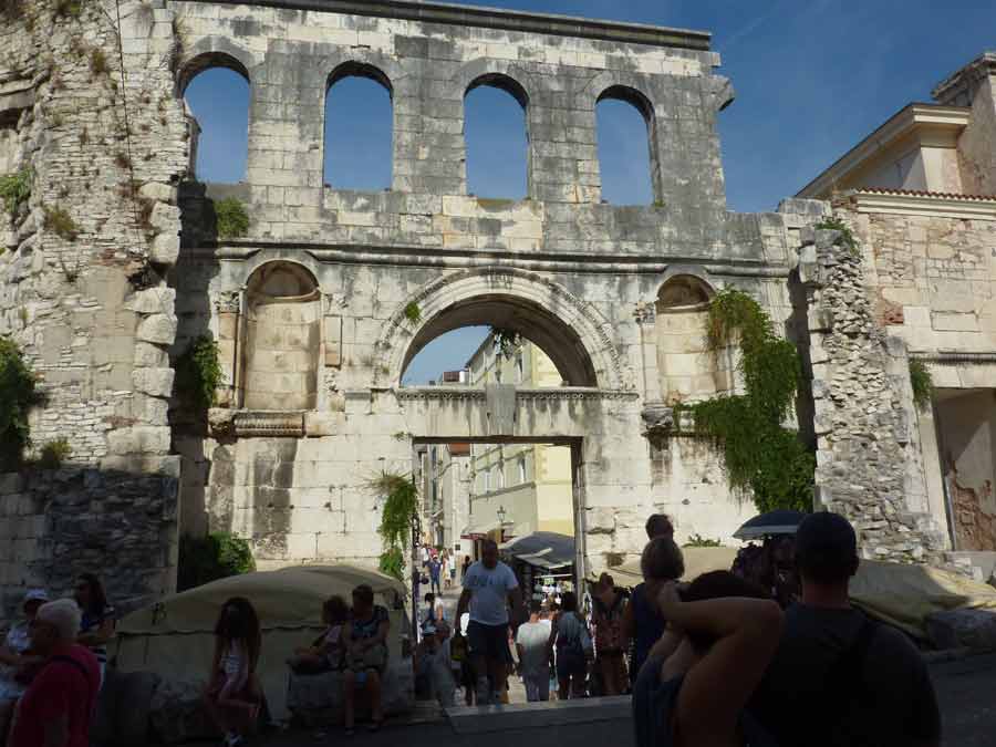 Porte d'Argent du palais de Dioclétien à Split, avec ses arches romaines et ses touristes animant la scène