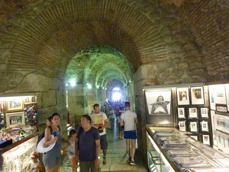 Sous-sols voûtés du palais de Dioclétien à Split transformés en galerie marchande avec touristes et étals d'artisanat