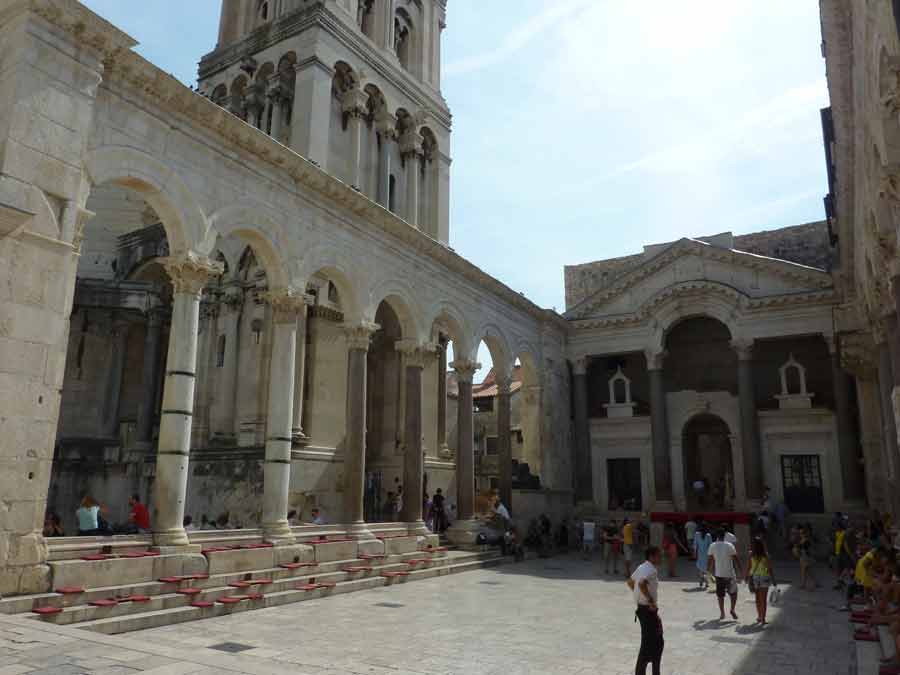Péristyle du palais de Dioclétien à Split avec le clocher de la cathédrale Saint-Domnius et ses colonnes romaines