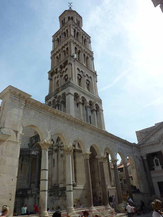 Clocher roman de la cathédrale Saint-Domnius de Split vu en contre-plongée depuis le péristyle du palais de Dioclétien