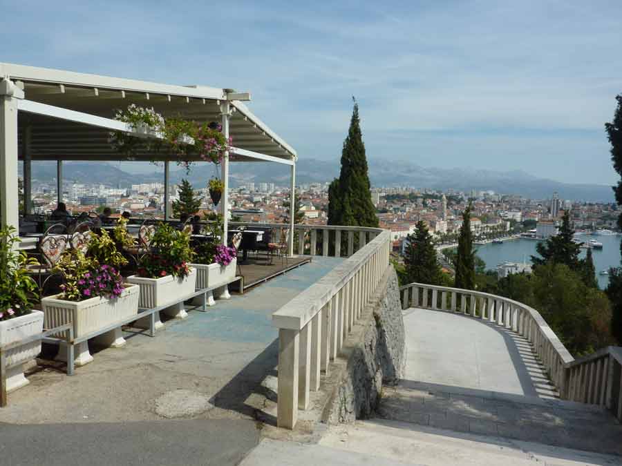 Belvédère de la colline de Marjan à Split avec terrasse fleurie et vue sur le port et la mer Adriatique